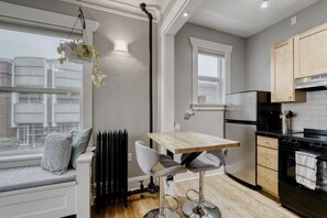 ثلاجة، ميكروويف، فرن، موقد طهي مسطح