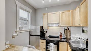 Coffee/tea maker, fridge, microwave, oven
