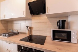 Oven, stovetop, coffee/tea maker, cookware/dishes/utensils