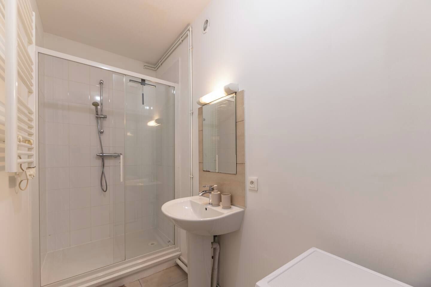 Douche, serviettes fournies, savon, papier toilette