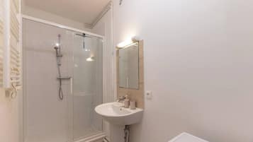 Douche, serviettes fournies, savon, papier toilette