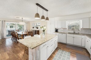 Private kitchen - Coastal Escape- great for families! 4 Minute Walk to the Beach! (Indian Rocks Beach)