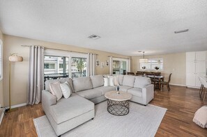 Living area - Coastal Escape- great for families! 4 Minute Walk to the Beach! (Indian Rocks Beach)