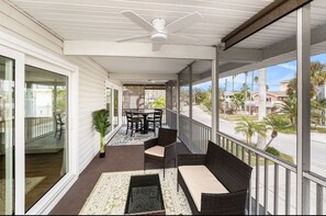 Outdoor dining - Coastal Escape- great for families! 4 Minute Walk to the Beach! (Indian Rocks Beach)