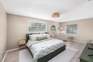Iron/ironing board, WiFi, bed sheets - Coastal Escape- great for families! 4 Minute Walk to the Beach! (Indian Rocks Beach)