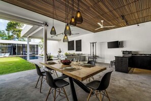 Outdoor dining - Villa Loft Valilana by BaliSuperHost (Bali)