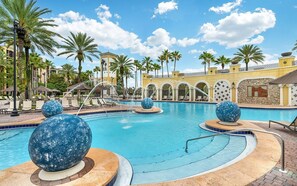 Una piscina al aire libre, una piscina climatizada