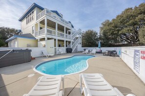 A heated pool - 1825 - Off The Clock: Spacious 6-bedroom oasis in Corolla's Soundside, perfect for families. (Corolla)