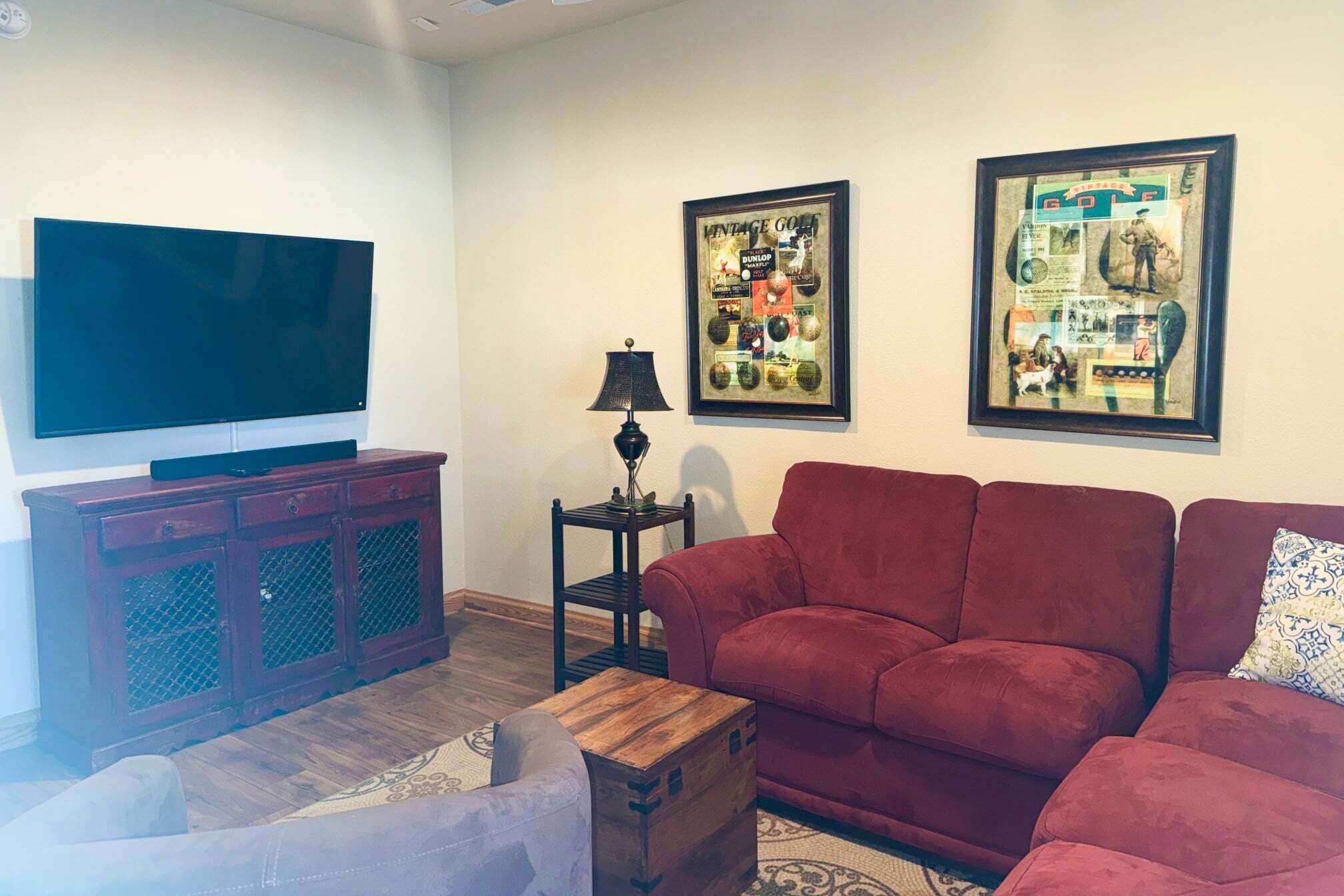 Televisión, chimenea, reproductor de DVD y libros 