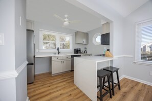 Fridge, microwave, oven, stovetop - 5371 - Masion Azur in Kill Devil Hills, perfect for family getaways! (Kill Devil Hills)