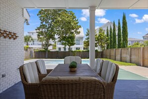 Outdoor dining - 🦩Book Me Baby! Coastal Cove in Crystal Beach 🦩 (Destin)