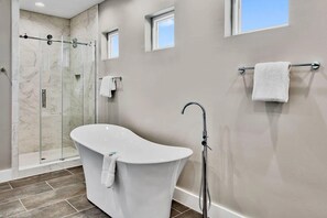 シャワー、ヘアドライヤー、タオル