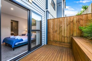 Iron/ironing board, WiFi, bed sheets - Modern Townhouse with Parking near Cornwall Park (Auckland South)