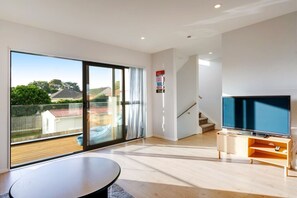 Interior - Modern Townhouse with Parking near Cornwall Park (Auckland South)