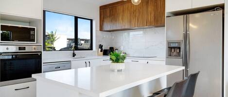 Jääkaappi, mikroaaltouuni, uuni, liesi