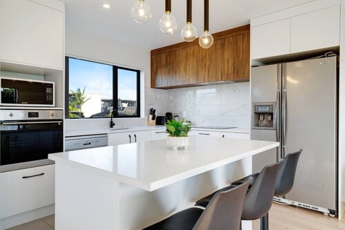 Modern Townhouse with Parking near Cornwall Park