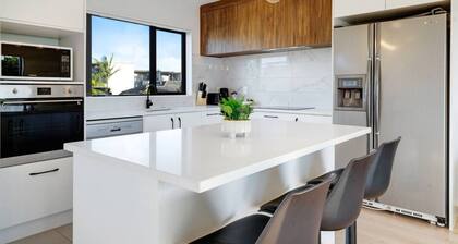 Modern Townhouse with Parking near Cornwall Park