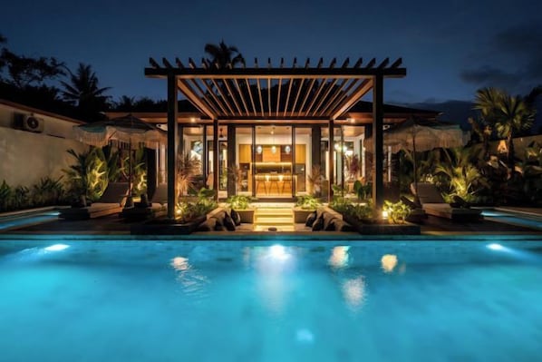 A poolside area with a pergola, seating, and a bar area. - Villa Aman by BaliSuperHost (Bali)