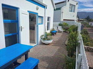 Outdoor dining - Welcoming 1-bedroom cottage in charming Cape Town  between the sea & mountains (Cape Town)
