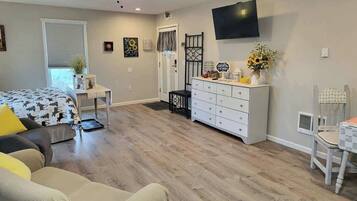 Bureau, fer et planche à repasser, lit parapluie, Wi-Fi