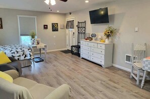 Bureau, fer et planche à repasser, lit parapluie, Wi-Fi