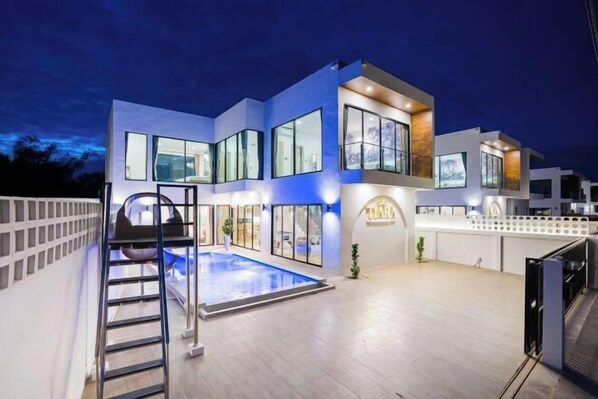 Pool - Tiara PoolVilla Pattaya Bang Saray Beach 1 km. (Sattahip)