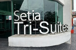 A sign for Setia Tri-Suites. - Setia Tri-Suite(3) by Homey Planet (Bayan Lepas)