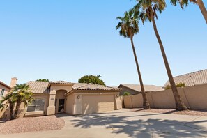 Property grounds - Ahwatukee Adventures Family Home + Pool (Phoenix)