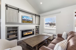 Una Smart TV, una chimenea