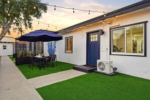 Outdoor dining - Designer 2BR in Prime Location w/ Outdoor Dining! (San Diego)