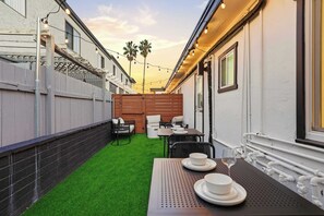Outdoor dining - Stylish 2BR Retreat, Fire Pit plus Outdoor Lounge (San Diego)