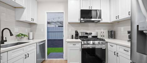 冰箱、微波炉、烤箱、炉灶