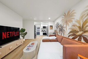 TV - Stylish 2BR Retreat, Fire Pit plus Outdoor Lounge (San Diego)