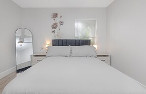 Iron/ironing board, Internet, bed sheets - Cozy Urban Escape on Kennedy (Tampa)