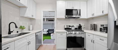 Réfrigérateur, four à micro-ondes, un four, surface de cuisson