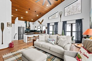 Smart TV, fireplace, video games, table football - The Beechwood - Modern 3 Bed on Beech Mountain (Beech)