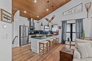 Fridge, microwave, oven, stovetop - The Beechwood - Modern 3 Bed on Beech Mountain (Beech)