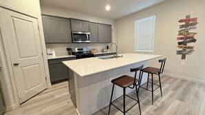 Private kitchen - New Holiday Retreat in Merced • Minutes to UC Merced • Gateway to Yosemite (Merced)
