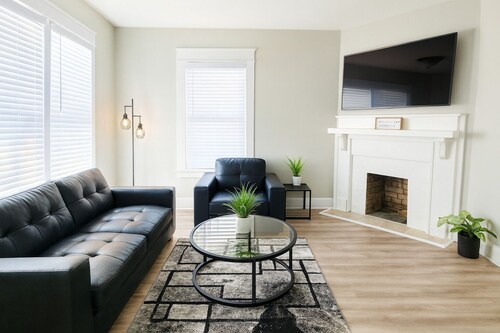 Stylish 2BR Near ECU & Downtown • Fast WiFi • Clean, Bright & Family Friendly