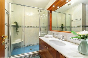 Chuveiro, secador de cabelo, bidê, toalhas de banho
