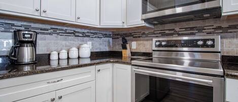 Kühlschrank, Mikrowelle, Herdplatte, Geschirrspüler