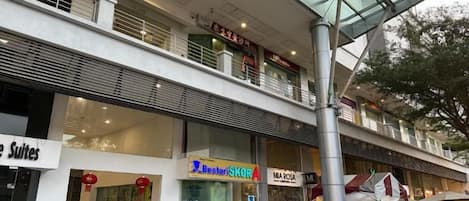 Un centro comercial de varios niveles con diversas tiendas minoristas, incluyendo Bestar SKOR y MA ROSA.