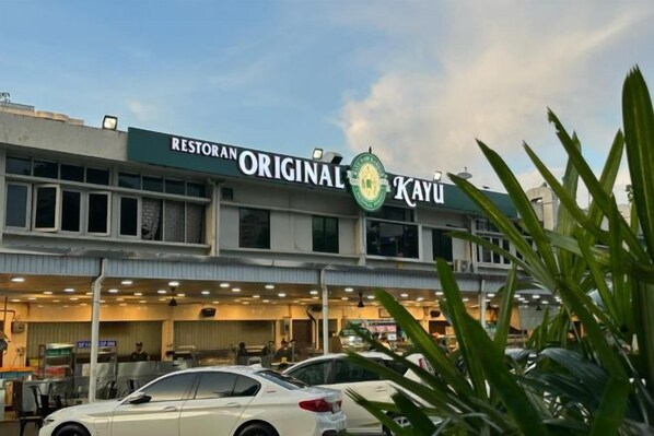 A building with a sign reading 'Restoran Original Kayu.' - The CEO Suite9 By Homey Planet (Bayan Lepas)