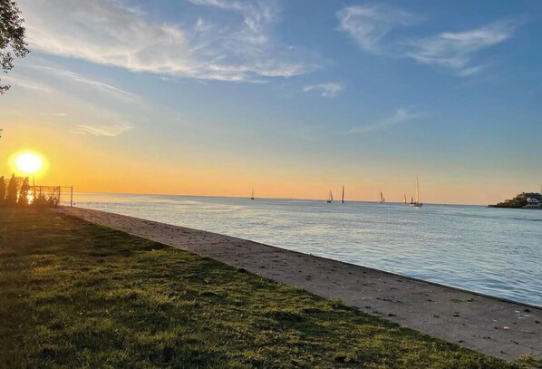 Beach - Niagara on the Lake 2 Bedroom House Rental! Prime Location!  (Niagara-on-the-Lake)