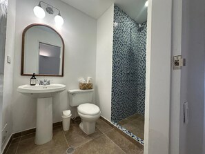 Hair dryer, towels, soap, toilet paper - Miramar house by soho (Cartagena De Indias)