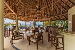 Outdoor dining - Alamar Resort 2BR: Beach Club & Bay View (Cruz de Huanacaxtle)