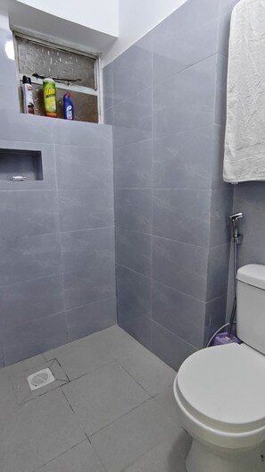 Towels, soap, toilet paper - Premium furnished studio in Nairobi with rooftop fitness room (Nairobi)