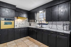 Microwave, oven, stovetop - Charming 2-bedroom house within walking distance of downtown Lindale. (Lindale)