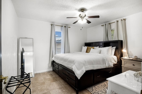 2 bedrooms, iron/ironing board, WiFi, bed sheets - Charming 2-bedroom house within walking distance of downtown Lindale. (Lindale)