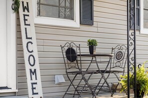 Outdoor dining - Charming 2-bedroom house within walking distance of downtown Lindale. (Lindale)